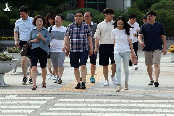 Hàn Quốc kêu gọi người dân mặc… quần đùi để giảm tiêu thụ điện