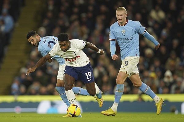 Dẫn trước 2 bàn, Tottenham vẫn để thua trước nữa xanh thành Manchester