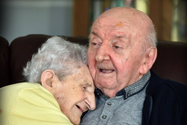 Mẹ già gần 100 tuổi vẫn muốn chăm sóc con trai