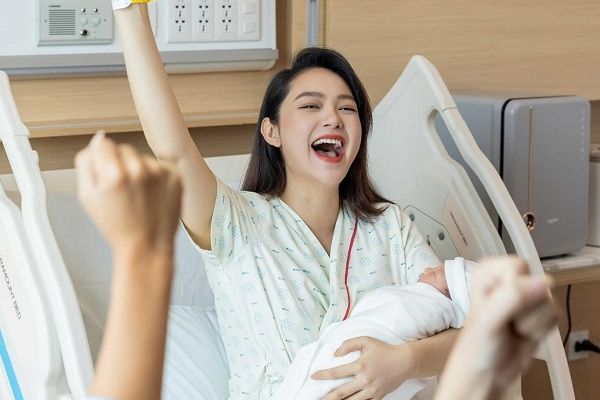 Minh Hằng sinh con trai đầu lòng, nhan sắc ‘mẹ bỉm’ gây chú ý