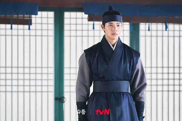 Hoàng tử trong phim ‘Dưới bóng trung điện’ đốn tim khán giả