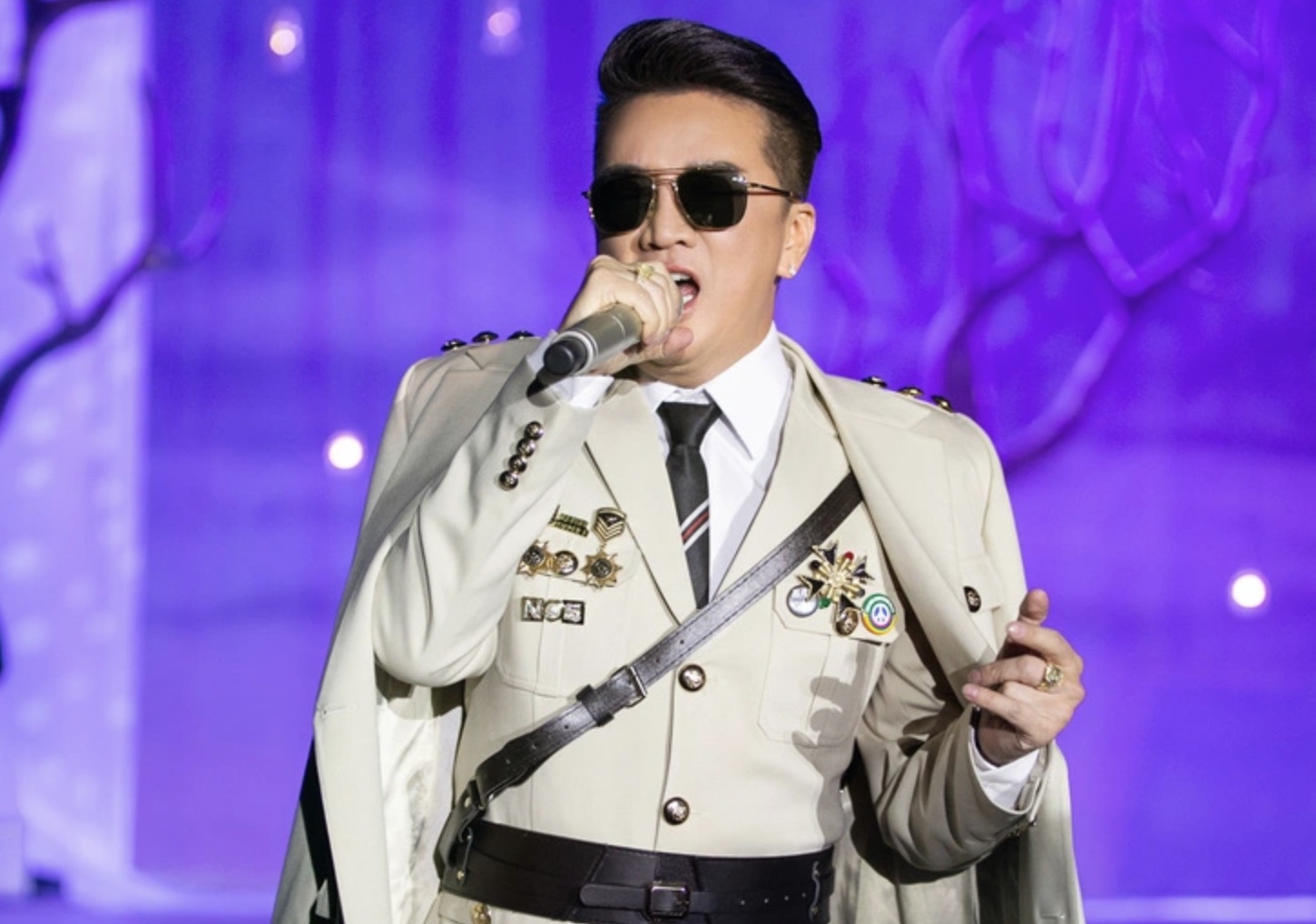 Đàm Vĩnh Hưng xin lỗi vụ đeo huy hiệu ‘lạ’ khi biểu diễn