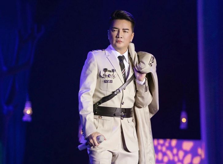 Sở Văn hóa và Thể thao TP.HCM phản hồi vụ Đàm Vĩnh Hưng đeo huy hiệu ‘lạ’ trong liveshow