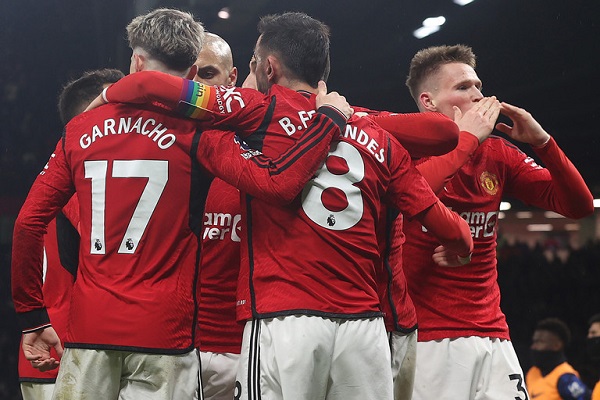 Hai đội bóng thành Manchester cùng gây sốc tại vòng 15 Ngoại hạng Anh