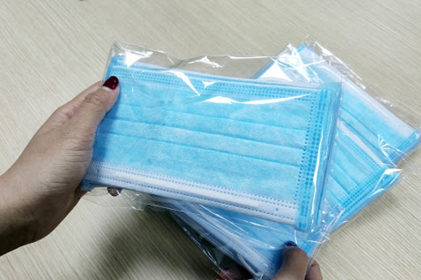 ‘Cám cảnh’ mua khẩu trang mùa dịch: Giá lên từng giờ, đặt cọc trước chưa chắc có hàng