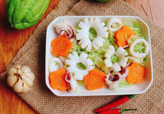 Đổi món cùng mực xào su su