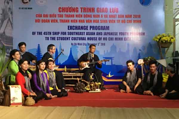 Thanh niên quốc tế khám phá nghệ thuật đờn ca tài tử Nam bộ