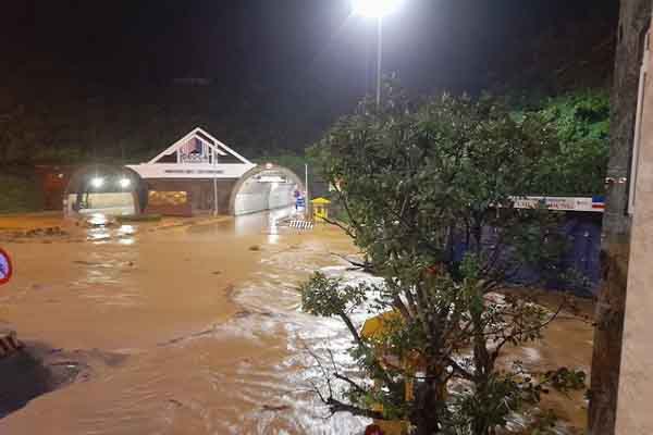 Đà Nẵng: Lũ lên kinh hoàng trong đêm, lực lượng cứu hộ dùng dây thừng đưa người dân thoát hiểm