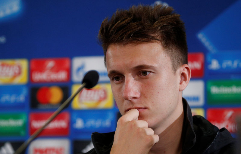 Fan nữ đổ gục vì vẻ điển trai của tiền vệ ấn định chiến thắng 5-0 cho Nga