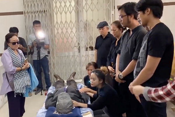 Vợ cũ nghệ sĩ Lê Bình nghẹn ngào trong tang lễ