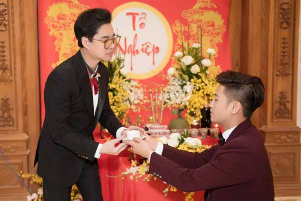 Ngọc Sơn làm lễ nhận học trò mới điển trai