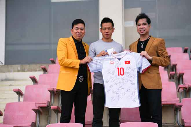 Văn Quyết muốn tặng đội tuyển nữ 250 triệu đồng tiền thưởng