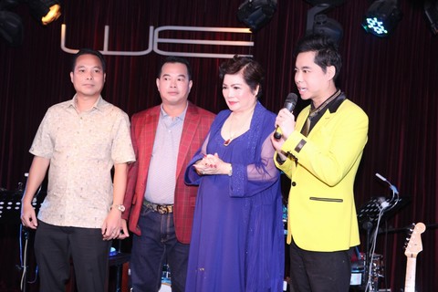 Ba anh em Ngọc Sơn tụ hội hát mừng sinh nhật mẹ