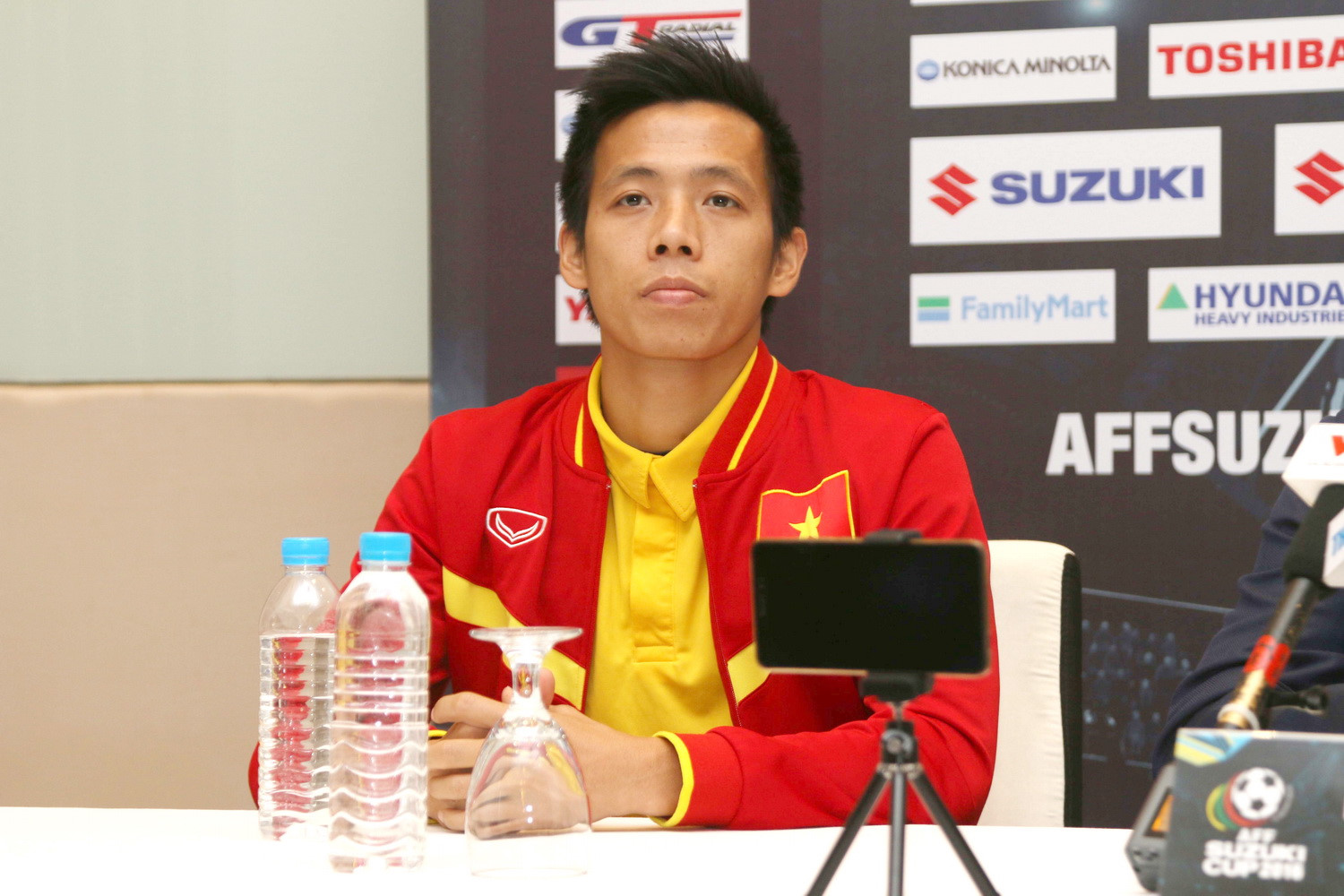 Văn Quyết nhận lương 300 triệu đồng/tháng?