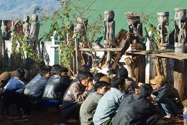 Huyền bí nhà mồ Tây nguyên: Nhà mồ và tượng mồ