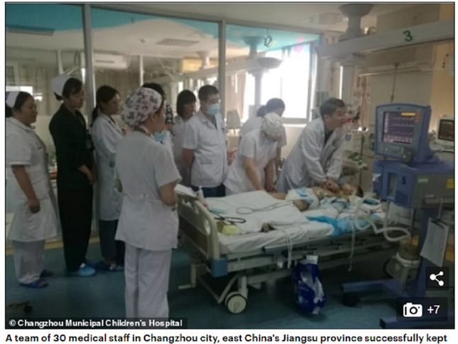 Cậu bé hồi sinh kỳ diệu sau 30.000 lần nhấn vào ngực cấp cứu