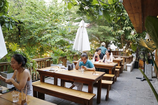 Nhiều hàng quán ở TP.HCM giảm doanh thu vì nắng nóng đỉnh điểm