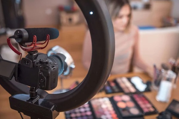 Nhiều người bỏ hết việc để làm TikToker, YouTuber