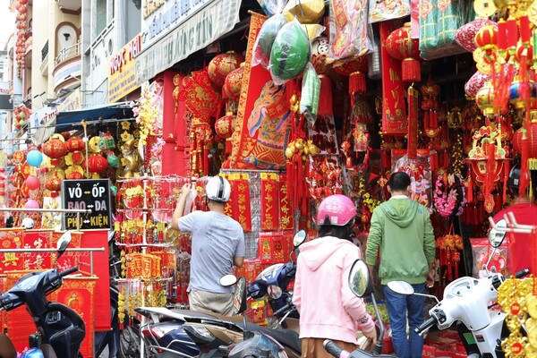 ‘Thấy đỏ là thấy Tết’ tại tuyến đường Hải Thượng Lãn Ông (TP.HCM)