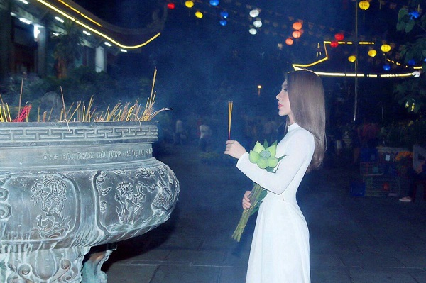 Hoàng Y Nhung đẹp dịu dàng đi lễ chùa đầu năm