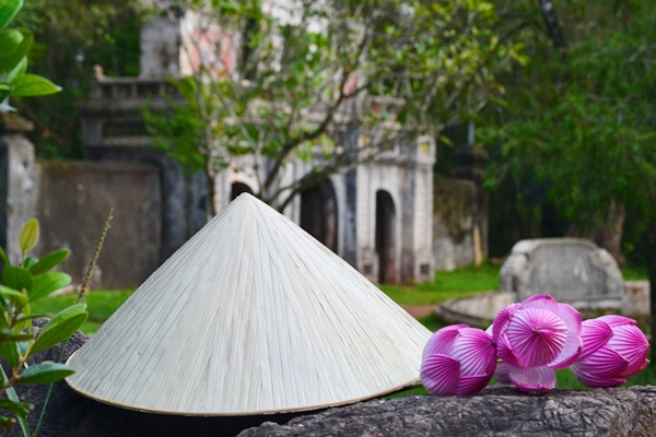 Kỳ công nghề làm nón lá ở Huế