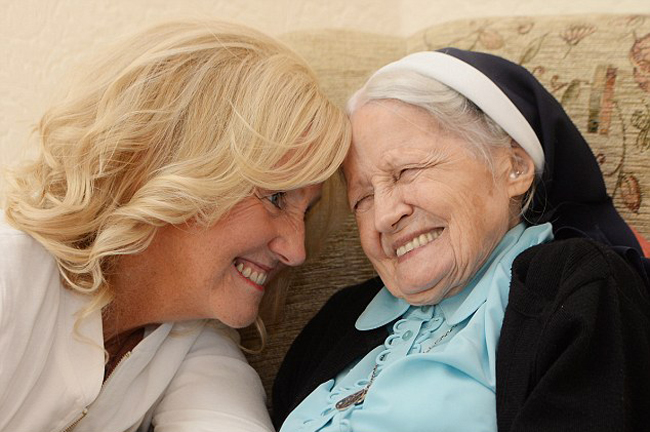 Câu chuyện cảm động của nữ y tá chăm người mẹ từng bỏ rơi mình