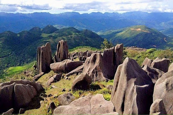 Núi Kéo Lạn, ‘tiểu Hà Giang’ ở Quảng Ninh với hàng trăm hình dáng kỳ lạ