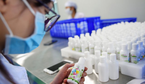 Cha mẹ cần lưu ý gì khi dùng nước sát khuẩn nhanh cho con?