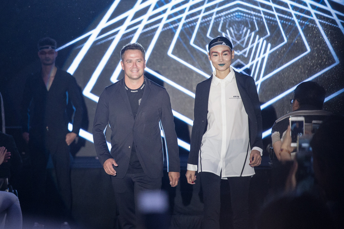 Michael Owen ‘catwalk’ cùng chân dài Việt ở Sài Gòn