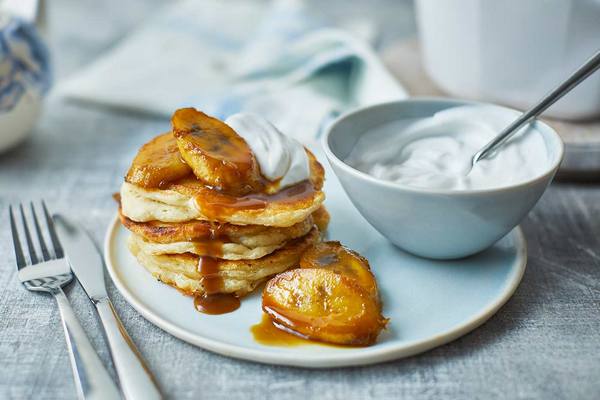 Bữa sáng cuối tuần tiện lợi và dinh dưỡng với bánh kếp chuối và sữa chua