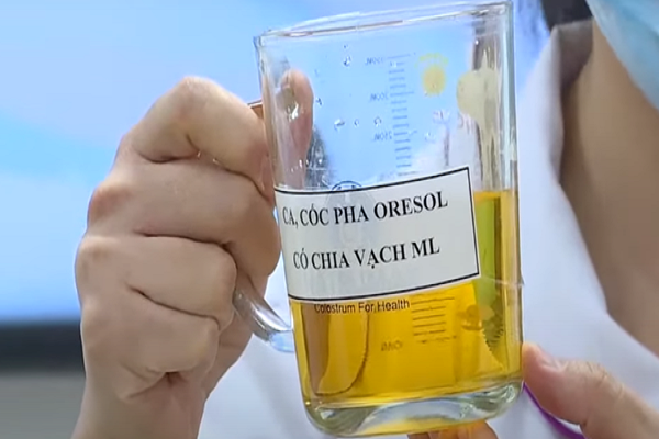 Phụ huynh nên cẩn trọng khi cho trẻ uống oresol