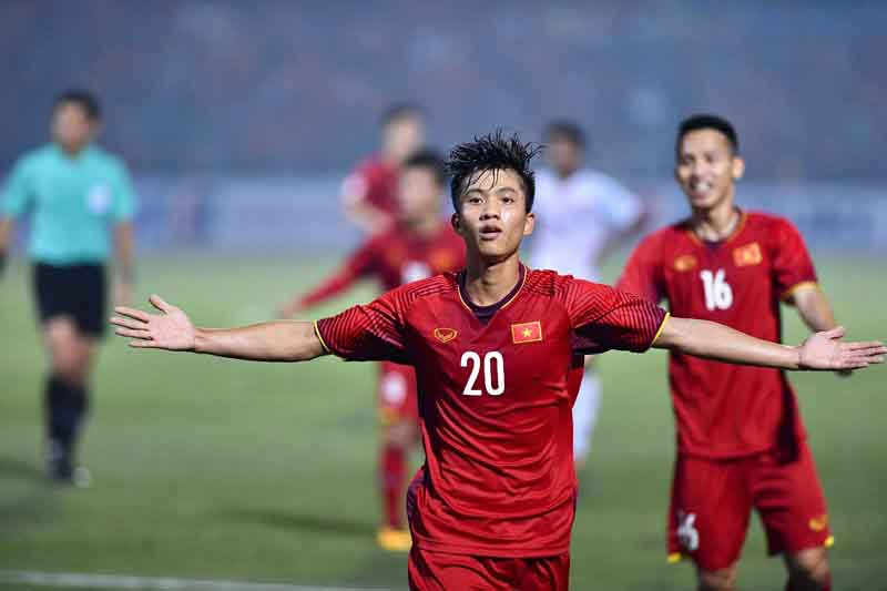 Thắng đậm Campuchia, tuyển Việt Nam vào bán kết AFF Cup với ngôi đầu bảng A