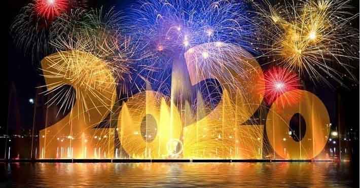 Người dân nô nức xem bắn pháo hoa mừng năm mới 2021