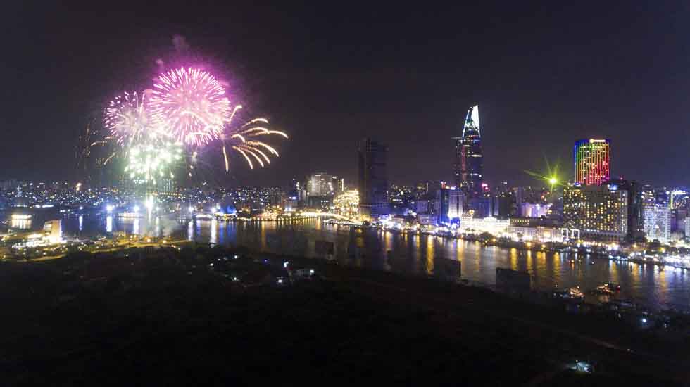 Ngắm pháo hoa Sài Gòn ấn tượng từ flycam