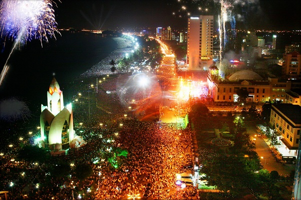 Nha Trang bắn pháo hoa trên biển đêm khai mạc Festival biển