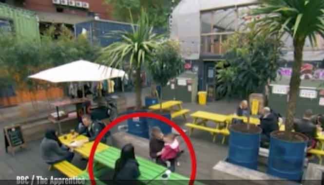 Xem truyền hình thực tế, vợ tình cờ phát hiện chồng bí mật hẹn hò người lạ