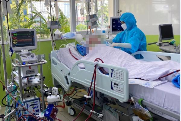 Phi công người Anh bất ngờ tỉnh táo, tiếp xúc được với nhân viên y tế