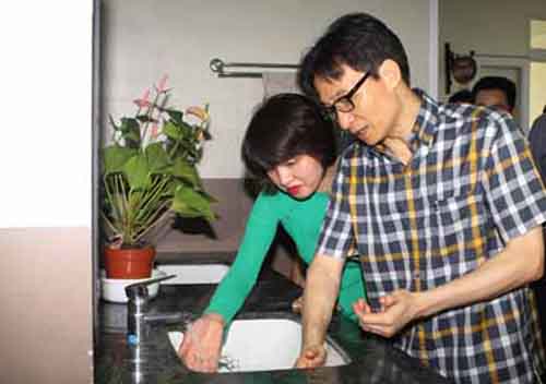 Phó thủ tướng trực tiếp kiểm tra công tác vệ sinh trong trường học
