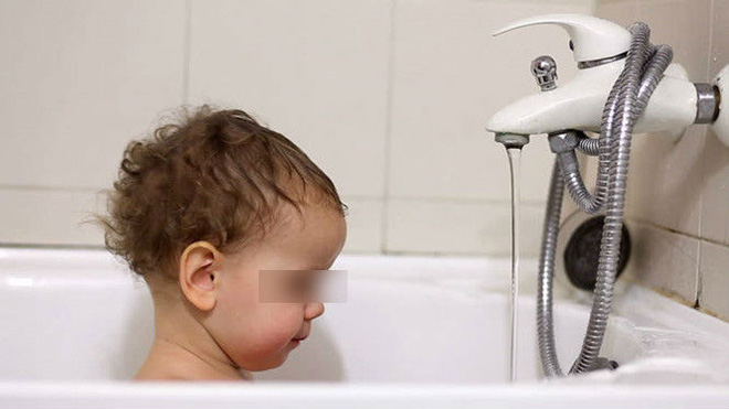 Bé trai 19 tháng tuổi chết đuối vì bố mẹ mải đi chơi game