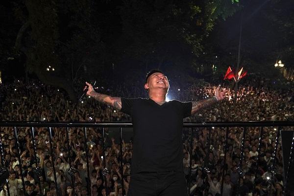 Chuyện hôm nay: Tuấn Hưng bị xem xét xử phạt vì hát ở ban công; Hoà Minzy và bạn trai cũ hội ngộ