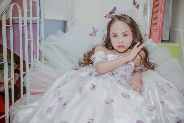 ‘Tiểu Jennie Việt Nam’ Phùng Hiểu Anh trong áo dài và vai diễn mới