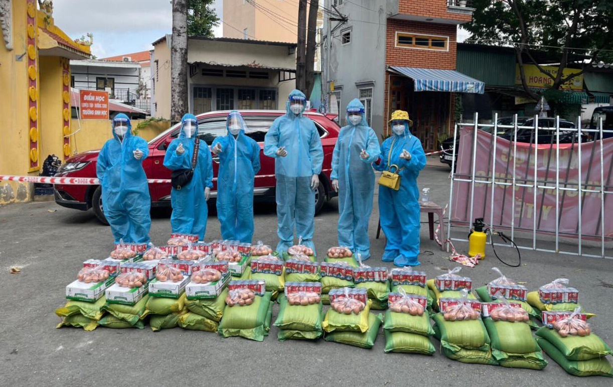 Ca sĩ Phú Quí giúp đỡ người dân khó khăn vì COVID-19