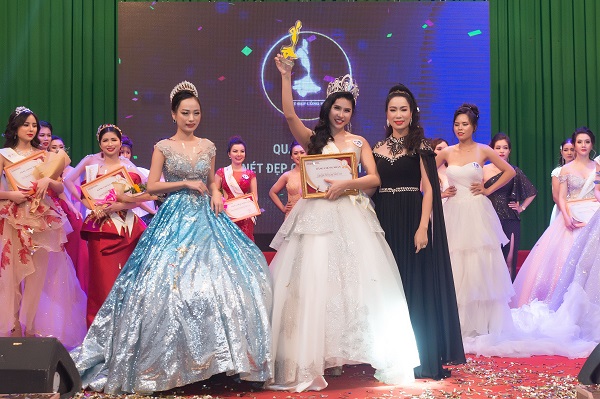 Trịnh Kim Chi gợi cảm trao vương miện cho Quán quân Nét đẹp công sở 2019