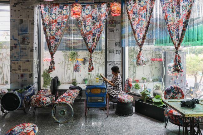 Độc đáo quán cà phê trang trí bằng rác thải tái chế ở Sài Gòn