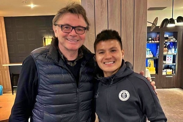 Chuẩn bị dẫn dắt ĐT Việt Nam, HLV Philippe Troussier đến Pau FC gặp Quang Hải