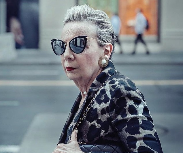 Hình ảnh trên phố của những phụ nữ không tuổi ai nhìn cũng phải ngưỡng mộ