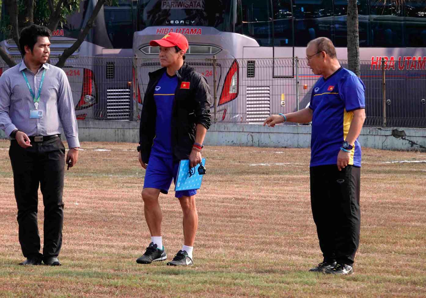 Thầy trò HLV Park Hang-seo gặp ‘quý nhân’ đất khách