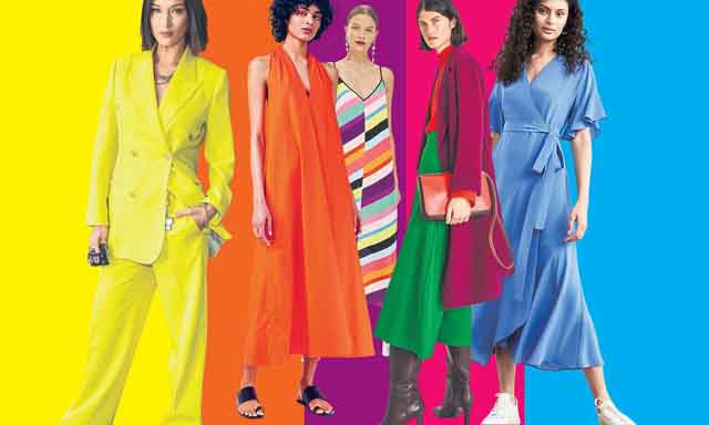 Vì sao phụ nữ ngày càng thích mặc trang phục sắc màu sặc sỡ?