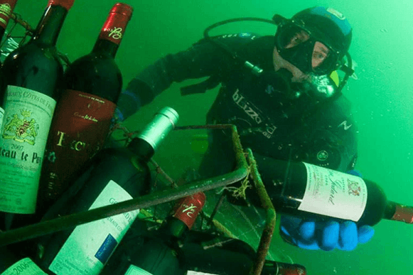 Độc đáo hương vị say đắm lòng người của rượu vang ủ dưới đáy biển