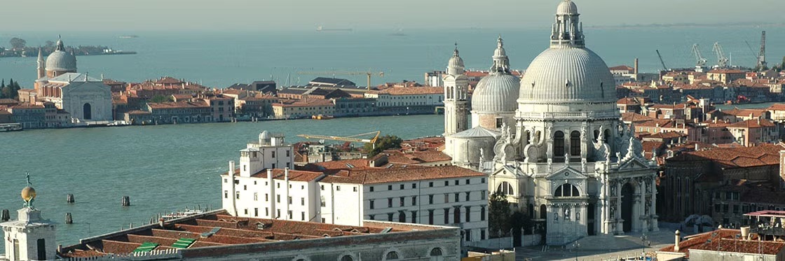 Đến thăm nhà thờ thiêng Santa Maria Della Salute ở Venice